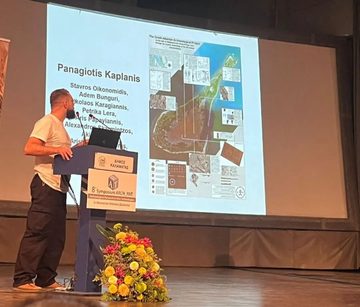 Panagiotis Kaplanis presenting the poster on stage at the 8th ARCH_RNT Symposium in Kalamata